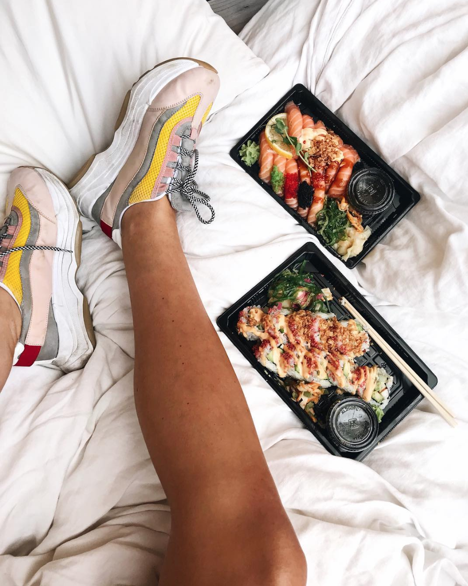 Lovisa Wallin i ett par klumpiga sneakers Lovisa Wallin i ett par klumpiga sneakers